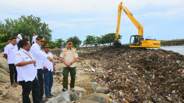 Sampah Menumpuk di Pantai Usai Hujan, Wako Padang Imbau Warga Tak Lagi Buang Limbah ke Sungai