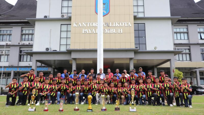 Dua klub sepak bola Payakumbuh sukses memborong prestasi gemilang dengan meraih juara 1 pada Piala Soeratin tingkat Provinsi Sumatra Barat.