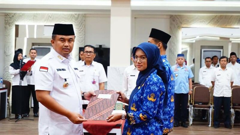 Lantik PNS Baru Dharmasraya, Bupati: Disiplin dan Layani dengan Hati