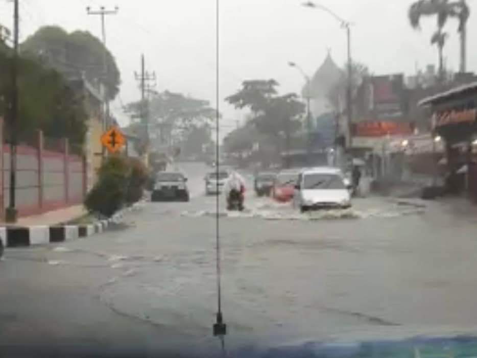 Hujan Deras, Sejumlah Titik Di Padang Panjang Alami Banjir Dan Longsor