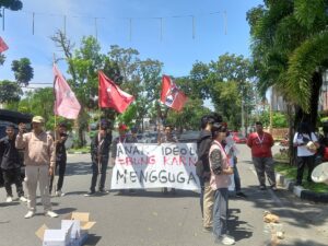 Protes Cagar Budaya Dirobohkan, GMNI Gelar Aksi di Jalan Ahmad Yani Padang