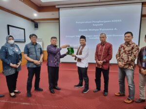 Peduli Ekonomi Syariah, Wahyu Purnama A Terima Penghargaan KDEKS Sumbar