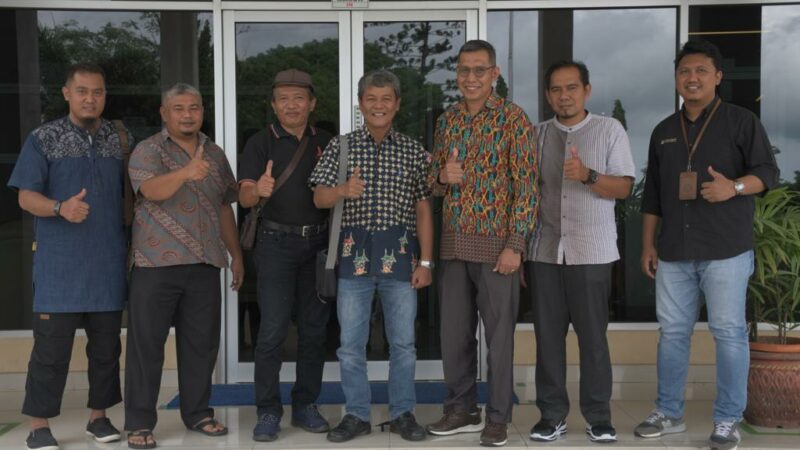 Masyarakat Pasbar Kunjungi Semen Padang, Pelajari Potensi Tanaman Kaliandra