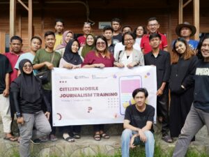 Manfaatkan Ponsel, Masyarakat Adat 3 Provinsi Berlatih Jurnalisme Warga di Padang