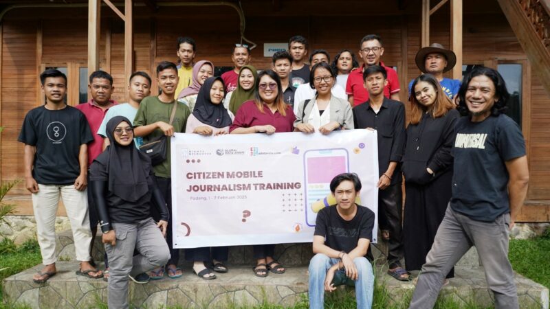 Manfaatkan Ponsel, Masyarakat Adat 3 Provinsi Berlatih Jurnalisme Warga di Padang