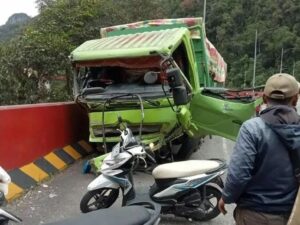 Truk Tabrak Pembatas Fly Over Kelok 9: Terekam Kamera, 1 Orang Meninggal