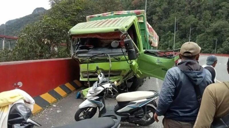 Truk Tabrak Pembatas Fly Over Kelok 9: Terekam Kamera, 1 Orang Meninggal