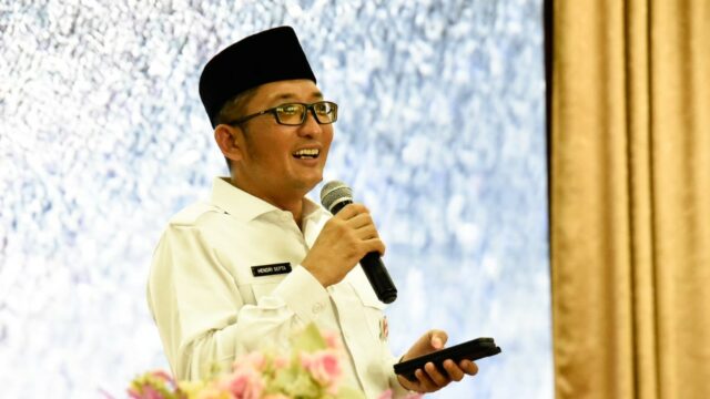 Wali Kota Padang Hendri Septa telah menerima Surat Keputusan (SK) yang berisi formasi kebutuhan ASN. SK itu diterima Hendri dari Menteri PANRB