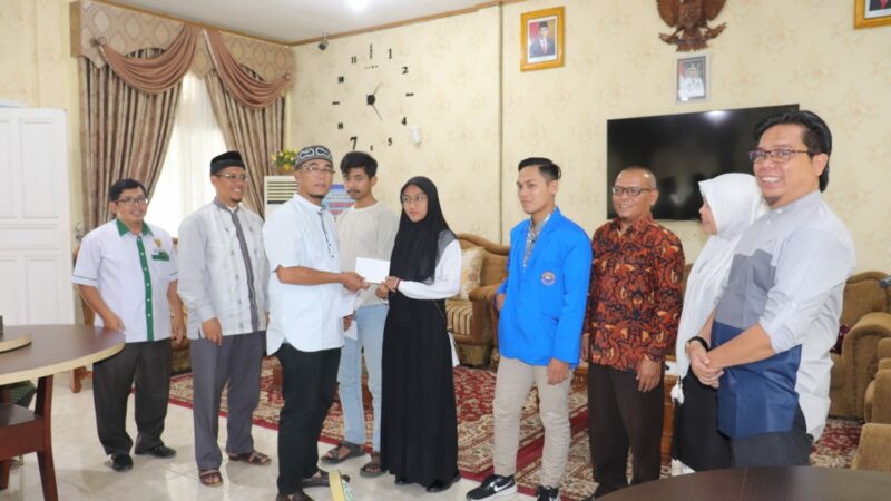 Sebanyak 35 orang mahasiswa yang tersebar di Kecamatan Payakumbuh Barat menerima bantuan dari Baznas Kota Payakumbuh.