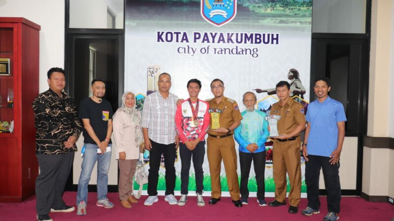 Penjabat Wali Kota Payakumbuh Rida Ananda menyambut dan menjamu kepulangan atlet paralayang yang baru saja membawa pulang empat medali emas