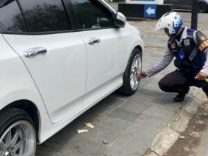 Dishub Padang Kempiskan Ban Kendaraan Parkir di Trotoar, Berikutnya Akan Diderek