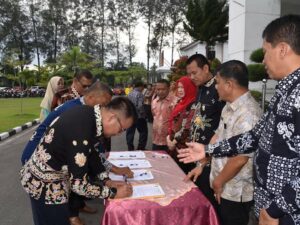 Puluhan Pejabat Pemko Pariaman Tanda Tangani Perjanjian Kinerja dengan Wako