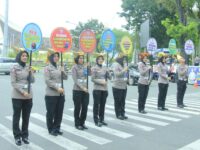 Cara Para Polwan Kampanye Lalu Lintas di Simpang Padang Baru