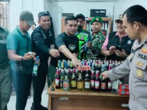 Jelang Ramadan, Tim Gabungan Amankan Ratusan Botol Minuman Beralkohol di Padang