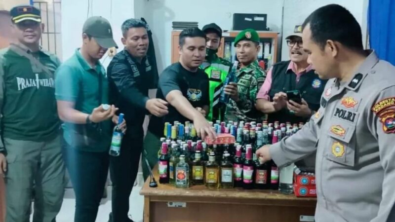Jelang Ramadan, Tim Gabungan Amankan Ratusan Botol Minuman Beralkohol di Padang