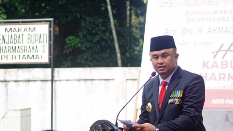 Anjangsana ke makam Bupati Dharmasraya pertama. [Foto: Dok. Pemkab Dharmasraya]