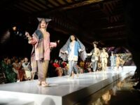 Songket Lintau Diperagakan di Ajang 'Pesona Wastra Warna Alam'