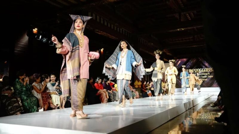 Songket Lintau Diperagakan di Ajang 'Pesona Wastra Warna Alam'