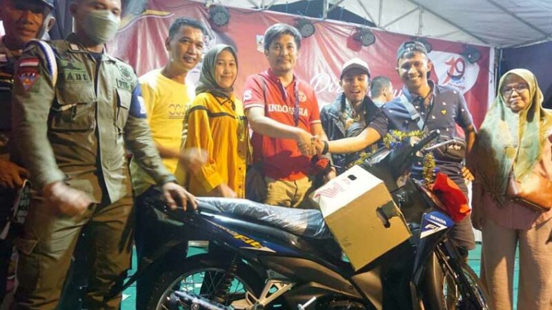 Warga mendapatkan sepeda motor di malam puncak HUT Dharmasraya ke-19. [Foto: Dok. Pemkab Dharmasraya]