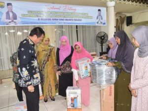 80 IKM di Pariaman Terima Bantuan Peralatan Usaha