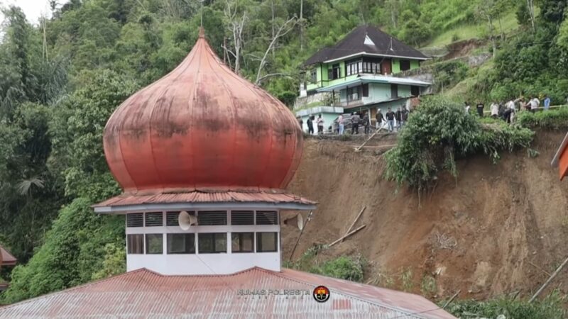 Longsor di Sungai Landia Akibatkan 2 Warga Meninggal, Banjir di Pessel Genangi Jalan