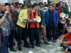 Tolak UU Cipta Kerja, Mahasiswa Gelar Aksi ke DPRD Sumbar dalam Hujan