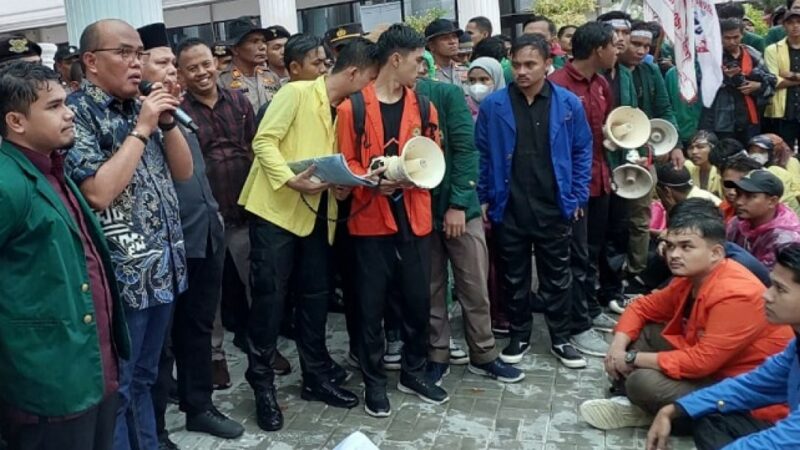 Tolak UU Cipta Kerja, Mahasiswa Gelar Aksi ke DPRD Sumbar dalam Hujan