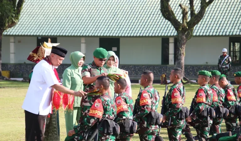 Danrem dan Gubernur Sumbar Lepas 400 Personel Yonif 133/Yudha Sakti Amankan Perbatasan