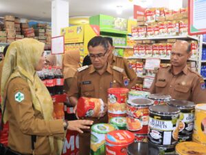 Pj. Wali Kota Payakumbuh melaksanakan inspeksi mendadak (Sidak) ke beberapa tempat perbelanjaan di Payakumbuh, Senin (27/3/2023).