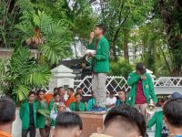 2 Tahun Mahyeldi-Audy, Mahasiswa Gelar Aksi di Kantor Gubernur Sumbar