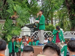 2 Tahun Mahyeldi-Audy, Mahasiswa Gelar Aksi di Kantor Gubernur Sumbar