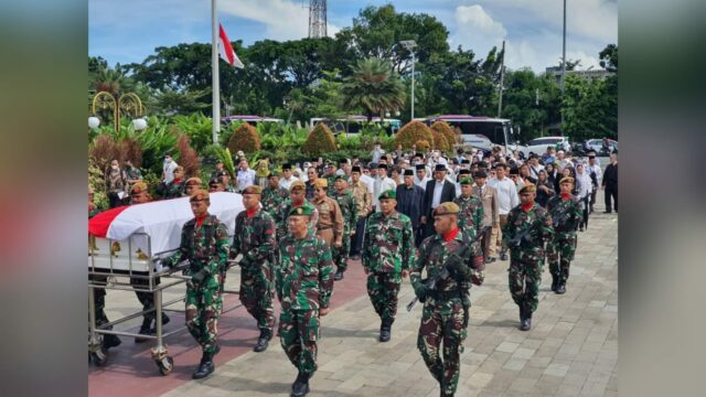 Almarhum Azwar Anas Dimakamkan dalam Upacara Militer di TMP Kalibata