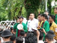 Wagub Sumbar Temui Mahasiswa yang Gelar Aksi di Kantor Gubernur