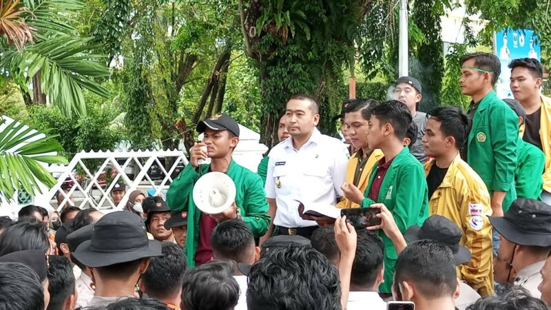 Wagub Sumbar Temui Mahasiswa yang Gelar Aksi di Kantor Gubernur