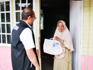 BRI RO Padang Bagikan 1000 Paket Sembako pada Warga Alai Parak Kopi