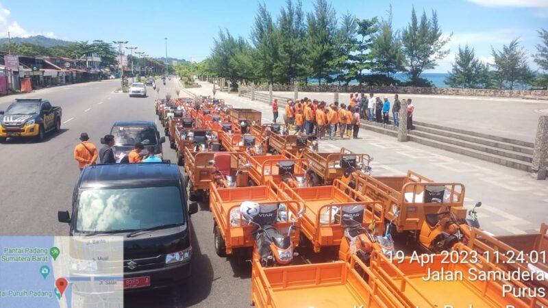 Libur Lebaran, Pasukan Oranye Dikerahkan Jaga Kebersihan Pantai Padang dan Batang Arau