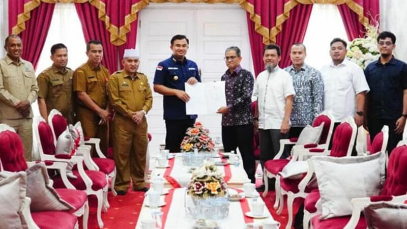 Bupati Dharmasraya, Sutan Riska Tuanku Kerajaan mengadakan pertemuan dengan Kepala Perwakilan BPK Provinsi Sumbar dan Tim Badan Pemeriksa Keuangan (BPK) RI di Pulau Punjung, Selasa (28/2/2023).