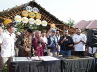 Tunggangi Kuda, Sandiaga Uno Kunjungi Desa Wisata Kubu Gadang