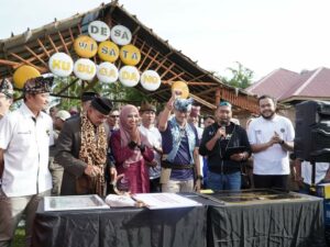 Tunggangi Kuda, Sandiaga Uno Kunjungi Desa Wisata Kubu Gadang