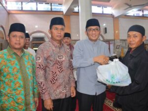 Wako Padang Bagikan 1.980 Paket Sembako untuk Mustahik di Koto Tangah