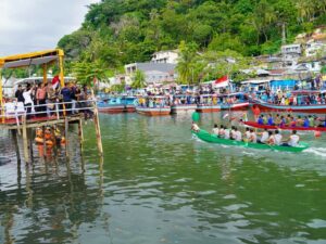Beragam kegiatan digelar pemerintah kota (Pemko) guna memeriahkan Hari Jadi Kota (HJK) Padang ke-356. Salah satunya yaitu selaju sampan