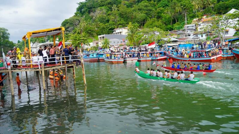 Beragam kegiatan digelar pemerintah kota (Pemko) guna memeriahkan Hari Jadi Kota (HJK) Padang ke-356. Salah satunya yaitu selaju sampan