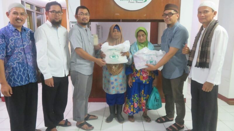 UPZ Baznas Semen Padang Salurkan 288 Paket Lebaran untuk Dhuafa