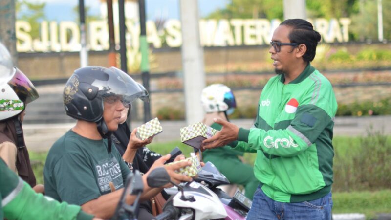 Puluhan Mitra Grab di Padang Meriahkan Ramadan dengan Berbagi Takjil Gratis