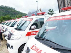 Prabowo Serahkan Bantuan 20 Ambulans untuk Rumah Sakit di Sumbar