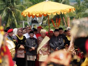 Hadiri Batagak Gala Wamenaker di Tanah Datar, Prabowo: Rakyat Sumbar Sangat Setia
