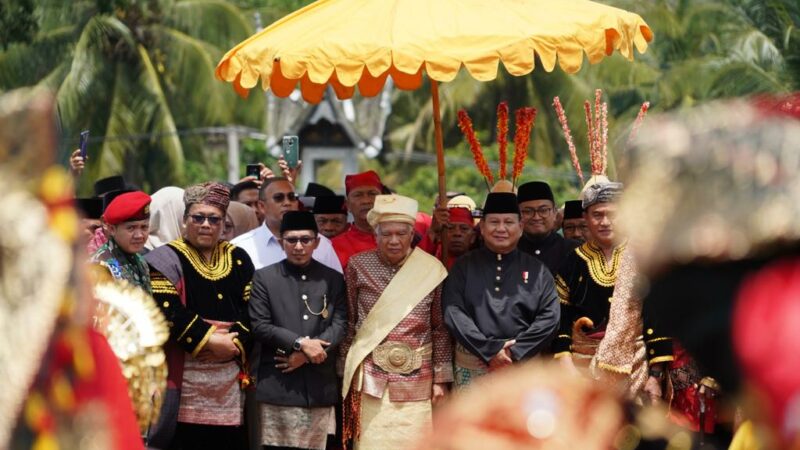 Hadiri Batagak Gala Wamenaker di Tanah Datar, Prabowo: Rakyat Sumbar Sangat Setia