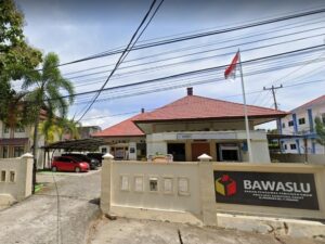 Koordinator Divisi Penanganan Pelanggaran dan Data Informasi Bawaslu Elly Yanti membantah tudingan mengusir Gubenur beserta mobil dinasnya.