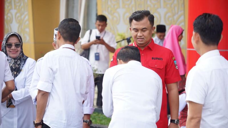 Pemkab Dharmasraya menggelar Apel Gabungan Bulan Maret pada Rabu (8/3/2023) di Lapangan Kantor Bupati Dharmasraya. Bertindak sebagai Inspektur