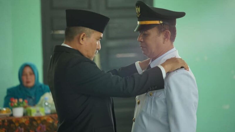 Sekda Dharmasraya, Adlisman mengukuhkan Camat Sitiung, Zuherdi di GPU Kecamatan Sitiung pada Kamis (9/3/2023). Sekda meminta kepada Camat